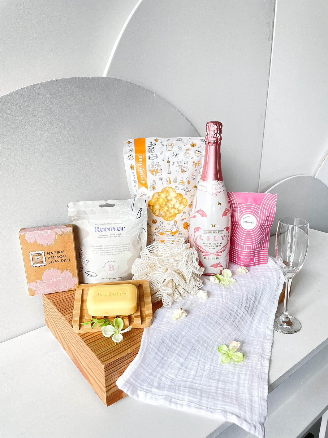 Bath Set, Sparkling Wine & Treats - Gift Box Featured